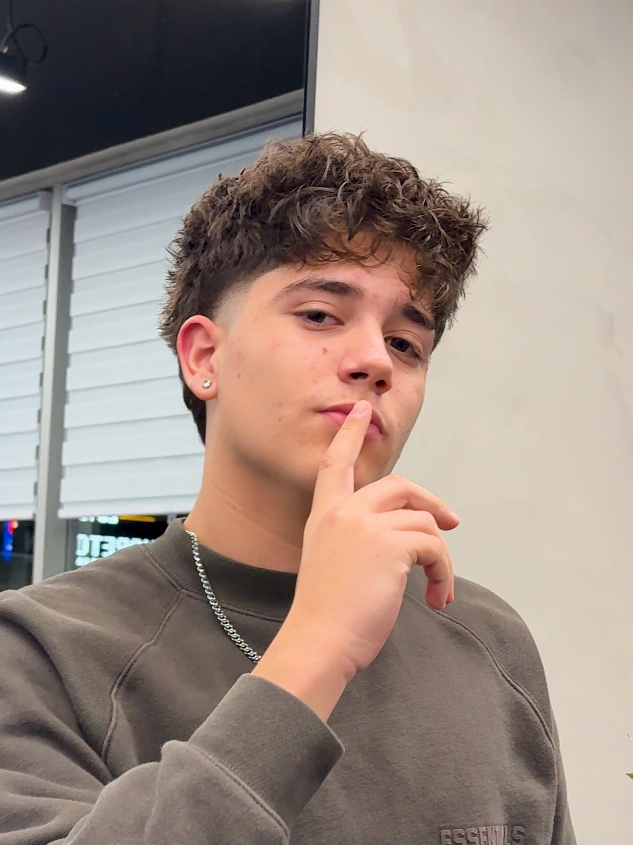 pas de 16 guard ajd ❌️ modern mullet‼️😮‍💨 eskil va la peter⁉️🤷‍♂️ Les cheveux ont été stylé avec les produits @hairfied  #barber #menshair #quebec #haircut #kasrathebarber 