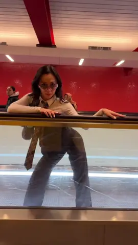 la Fashion week dans le métro avec ma @Jahlys DiBaddest ⚜️ 🫦💅🏽  STREAM LIKE THIS 🫵🏼  #likethis #catwalk #metro #paname #pourtoi 