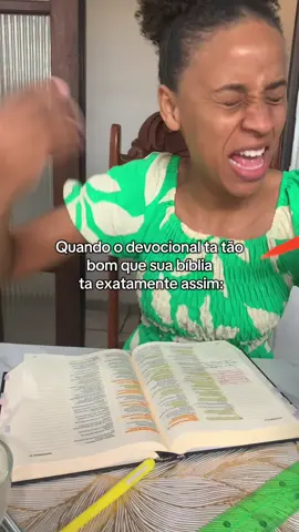 Eu falo vou marca so algumas coisas e a biblia fica toda marcada .  #devocional 