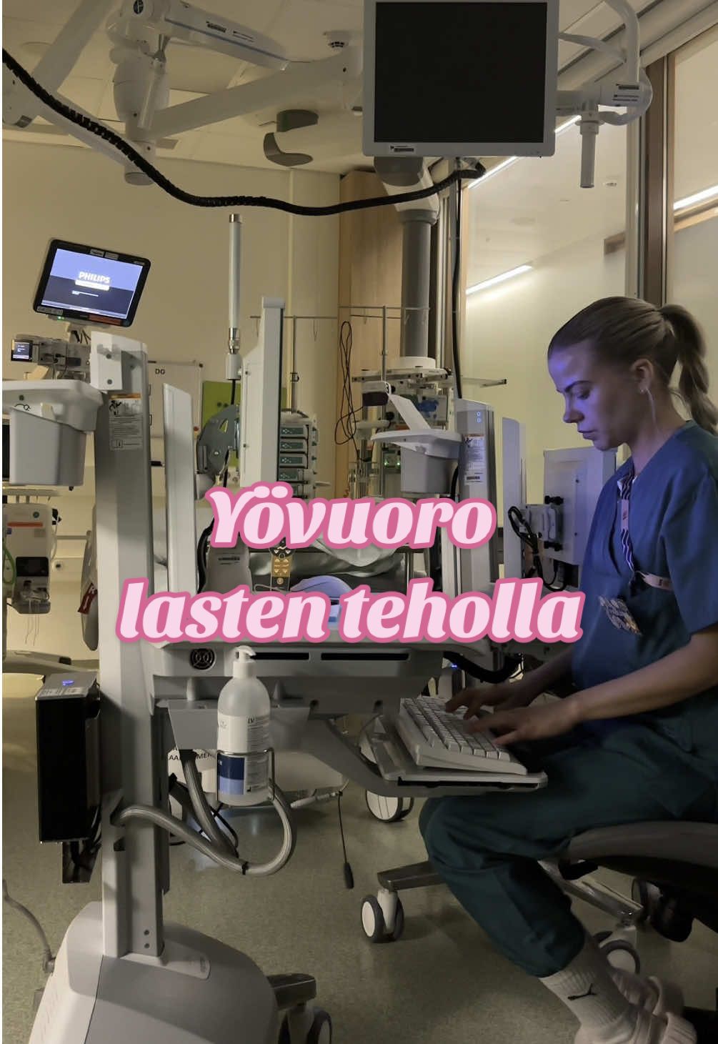 POTILAAN STATUS, eli voinnin arvio tehdään systemaattisesti ABCDE-kaavaa käyttäen eli A- airway ja B- breathing: potilas oli hengityskoneessa - tarkistin intubaatioputken syvyyden ja onko kuffissa tarpeeksi painetta, kuffi toimii tiivisteenä hengitystorvea vasten ja pitää intubaatioputkea paikallaan. Kuuntelin hengitysäänet ja tarkkailin hengitystä - millaista se on ja miten potilas happeutui ja tuulettui. Kuuntelen tässä vaiheessa samalla aina suoliäänet ja kokeilen onko vatsa myötäävä. C- circulation: verenkierron tarkkailu, potilaalla oli artertiakanyyli ja se mittaa potilaan verenpainetta mikä näkyy monitorissa. Syke näkyy myös monitorilla kokoajan. Katsoin mikä on kapillaaritäyttöaika, tunnustelin ääreisverenkiertoa eli kädet ja jalat - onko lämpörajoja, jos on niin mihin asti. Jaloista tunnustelin pedaalipulssit. Potilaalla oli väliaikainen tahdistin joten tarkistin tässä vaiheessa, että onko tahdistimen patterit kunnossa ja miltä rytmi näytti. Katsoin miltä sydämen päällä oleva goretex paikka näytti - oliko se kuopalla vai pullollaan. Lypsin dreenit sekä katsoin paljonko niistä oli tullut eritystä. D - disability - arvioidaan potilaan tajunnantasoa, potilas oli syvään sedatoitu joten tajuntaa ei voida arvioida. Katson pupillat, miten ne reagoivat valolle ja minkä muotoiset ja kokoiset ne olivat. Tarkistan myös aukileen, millainen se oli - kuopalla, tasainen vai pulloittava. E- exposure: Tarkkaillaan ihoa - millainen se on: minkä värinen ja kuntoinen se on. Onko turvotuksia? Mittasin lämmön ja tarkastin tuntidiureesin eli paljonko pissaa on tullut. Potilaan kipua arvioin jatkuvasti - esimerkiksi sykkeen tai verenpaineennousu voi kertoa kivusta.  #sairaanhoitaja #PICU #fyp 