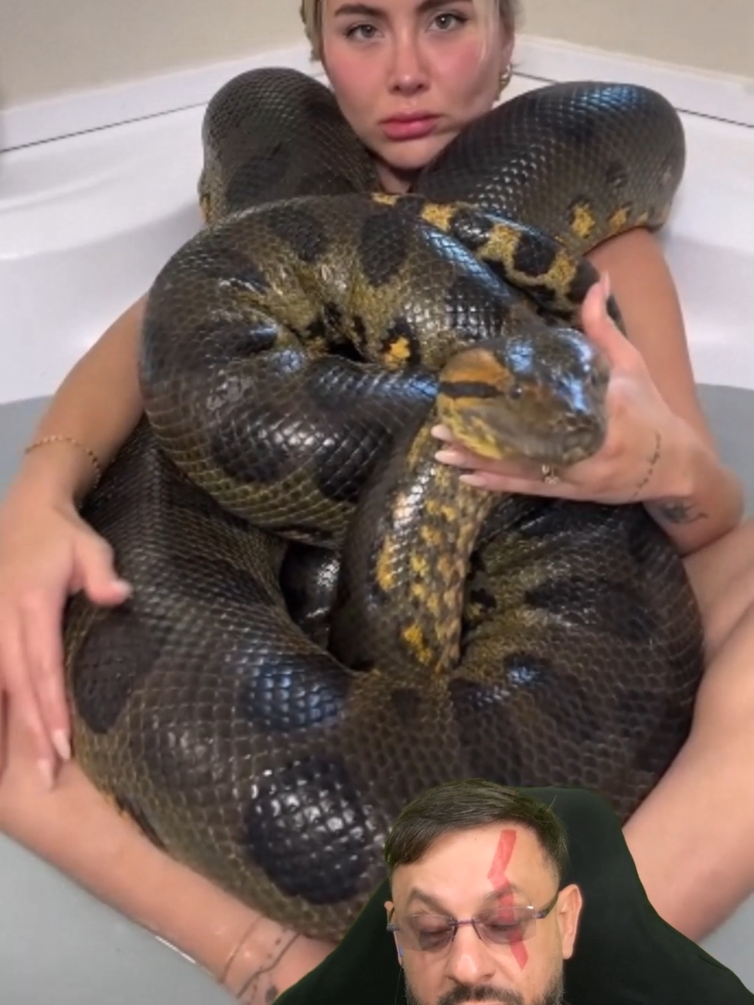 Sucuri tomando banho na banheira EPISÓDIO #9 com @lauraisabelaleon