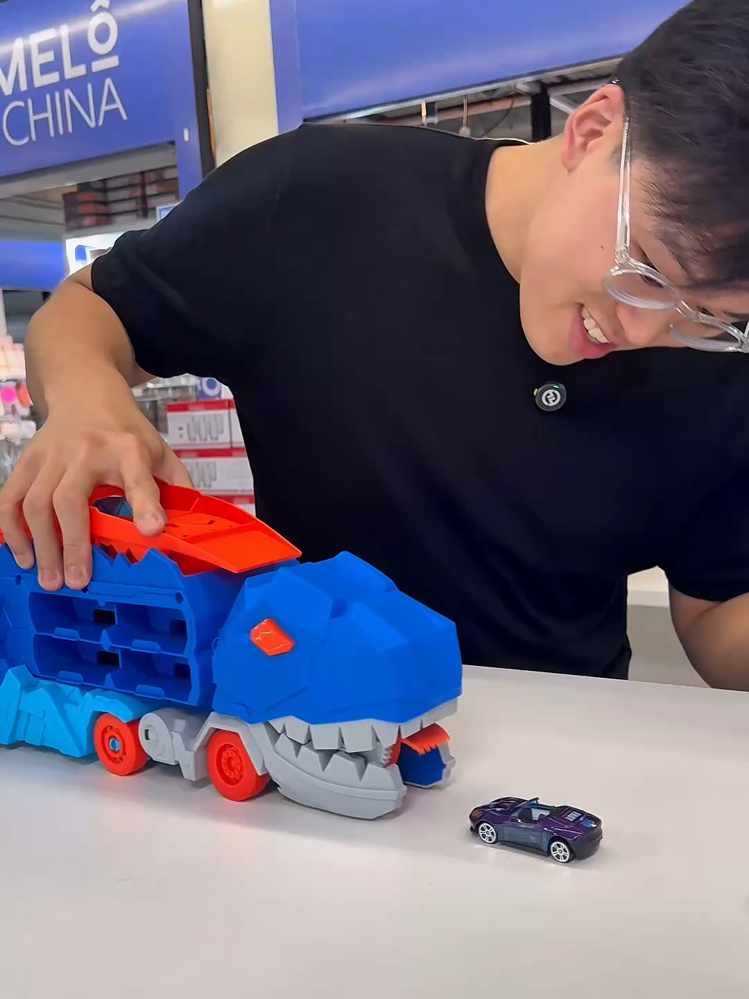 🦖🚛 Diversão em dobro pros pequenos! Um brinquedo que surpreende: o Caminhão dentro do Dinossauro vira pista e garagem pra guardar os carrinhos! 😍 Com design incrível e cheio de detalhes que a criançada ama 💥 Por apenas R$150,00! 💰 E tá valendo na loja física 👇 💵 Acima de R$350: 5% OFF no PIX ou dinheiro ou 3x sem juros no cartão 💳 💰 Acima de R$1.000: 10% OFF no PIX ou dinheiro ou 6x sem juros no cartão 💳 📍 Camelô do China Rua João Teodoro, 1219 – 1º andar, Brás – São Paulo/SP.