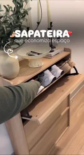 ✨ Dê adeus à bagunça e olá à organização! Essa sapateira basculante de 3 portas é perfeita pra quem quer praticidade e um ambiente mais bonito 😍 Cabe vários pares, combina com qualquer cômodo e deixa tudo no lugar! #sapateiraorganizada #achadinhododia #organizaçãodecasa #decoracaodeinteriores #shopeebrasil  