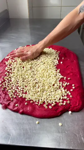 🎅✨ Panetone Red Velvet — o luxo do Natal em cada fatia! ❤️ 🍞 Esponja • 400 g farinha de trigo • 40 g fermento biológico seco • 400 ml água 🎂 Massa • 1,6 kg farinha de trigo • 300 g açúcar • 300 g leite em pó • 20 g cacau em pó • 400 g gemas (± 20 gemas) • 240 g mel • 400 ml água • Corante vermelho até atingir a cor • 100 g essência de baunilha • 60 g essência de panetone • 320 g margarina • 800 g chocolate branco em gotas 🍫 #foodporn #Foodie #baking #homemade #instafood