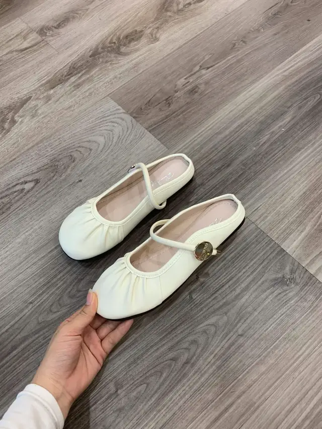 Ballerina vibes 💕 Dépiu Mary Jane – dáng búp bê nhẹ nhàng, xinh xắn hết nấc ✨ 3 màu: Kem – Nâu sữa – Đen basic, phối đồ kiểu nào cũng hợp. Form ôm chân, da mềm, đi êm như bước trên mây ☁️ 📏 Size 35–39 📞 Liên hệ đặt hàng: 0377 331 446 #Depiu #giayxinh #maryjane #khaitruongDepiu