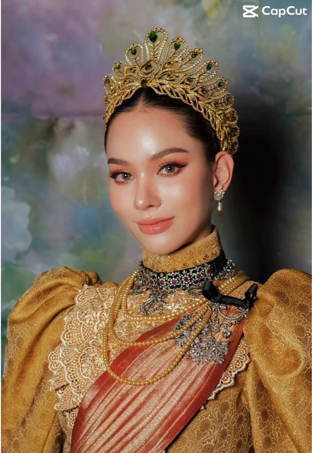 งานยี่เป็งเชียงใหม่2568 “แอนนาเสือ” 👸🏻💛  นั่งขบวนรถกระทงใหญ่ ในชุดล้านนาโบราณ 💛 #แอนนาเสืองามเอี่ยม #วสินผ้าทอไท #ยี่เป็งเชียงใหม่2568