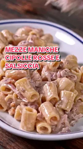 MEZZE MANICHE CIPOLLE ROSSE E SALSICCIA 😋 Ricetta di Buonidea Un primo piatto gustoso e facile da fare! INGREDIENTI 320g di mezze maniche 2 cipolle rosse 2 salsicce 150g di mascarpone 40g di noci 100ml di vino bianco Olio d'oliva Sale fino PROCEDIMENTO Mettiamo a lessare la pasta in abbondante acqua salata. Nel frattempo prepariamo il condimento: in una padella scaldiamo un filo d'olio e facciamo appassire la cipolla tagliata a mezzaluna. Togliamo il budello alla salsiccia, sbricioliamola con le mani e aggiungiamola in padella, facendola rosolare fino a doratura. Sfumiamo con il vino bianco e lasciamo evaporare.  Uniamo poi il mascarpone e un mestolo di acqua di cottura, mescolando finché la salsa non diventa bella cremosa. Scoliamo la pasta al dente e saltiamola nel condimento, così da farla insaporire bene. Tritiamo rossolanamente le noci e aggiungiamone una parte in padella, amalgamando il tutto. Impiattiamo e completiamo con le restanti noci tritate in superficie. La nostra pasta cremosa con salsiccia, mascarpone e noci è pronta da gustare! #buonidea #fattoincasadabenedetta #fattoincasapervoi #primopiatto