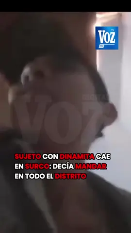 🔴 𝗦𝗨𝗝𝗘𝗧𝗢 𝗖𝗢𝗡 𝗗𝗜𝗡𝗔𝗠𝗜𝗧𝗔 𝗖𝗔𝗘 𝗘𝗡 𝗦𝗨𝗥𝗖𝗢: 𝗗𝗘𝗖𝗜́𝗔 𝗠𝗔𝗡𝗗𝗔𝗥 𝗘𝗡 𝗧𝗢𝗗𝗢 𝗘𝗟 𝗗𝗜𝗦𝗧𝗥𝗜𝗧𝗢 💣 Un momento de tensión se vivió en Surco, luego de que un sujeto que se grabó mostrando tres cartuchos de dinamita y diciendo ser “el que manda en todo Surco” fuera intervenido por la Policía Nacional. 🚨 Durante el operativo en su vivienda, los agentes hallaron 2 armas de fuego y  cartuchos explosivos que eran similares a las que aparecían en el video viral. En pleno procedimiento, el individuo rompió en llanto, asegurando que las grabaciones eran antiguas y que “no representaban una amenaza actual”. 😳💥 El hecho ha causado alarma entre los vecinos y reabre el debate sobre los riesgos de las amenazas difundidas en redes. ⚠️📱 #vozperúdigital siempre confiable ❞𝗟í𝗱𝗲𝗿 𝗲𝗻 𝗹𝗮 𝗽𝗿𝗲𝗻𝘀𝗮 𝗽𝗼𝗹í𝘁𝗶𝗰𝗮 𝗲𝗻 𝗲𝗹 𝗖𝗮𝗹𝗹𝗮𝗼❞ Redacción: Jorge Chero #Surco #PNP #Dinamita #Amenaza #VideoViral #Seguridad #NoticiaPerú #Comparte #VozPerúDigital