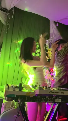 1s trước thảm hoạ, huhu laser chiếu vào hỏng cam của bé rùi🥹, nhưng k sao a e Bắc Ninh vui là được ạ🫶 #dj #djMia #nhachaymoingay #trending #wedding 