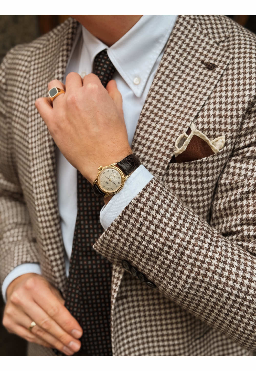 My kind of Friday autumn outfit🍂 Brown, beige, and white with a hint of gold. Have you figured out the new fragrance yet? Some of you are getting really close #menswear #classicmenswear #grwm #dapper #outfitinspiration  @Oscar Jacobson  @CANALI  @Crockett & Jones 
