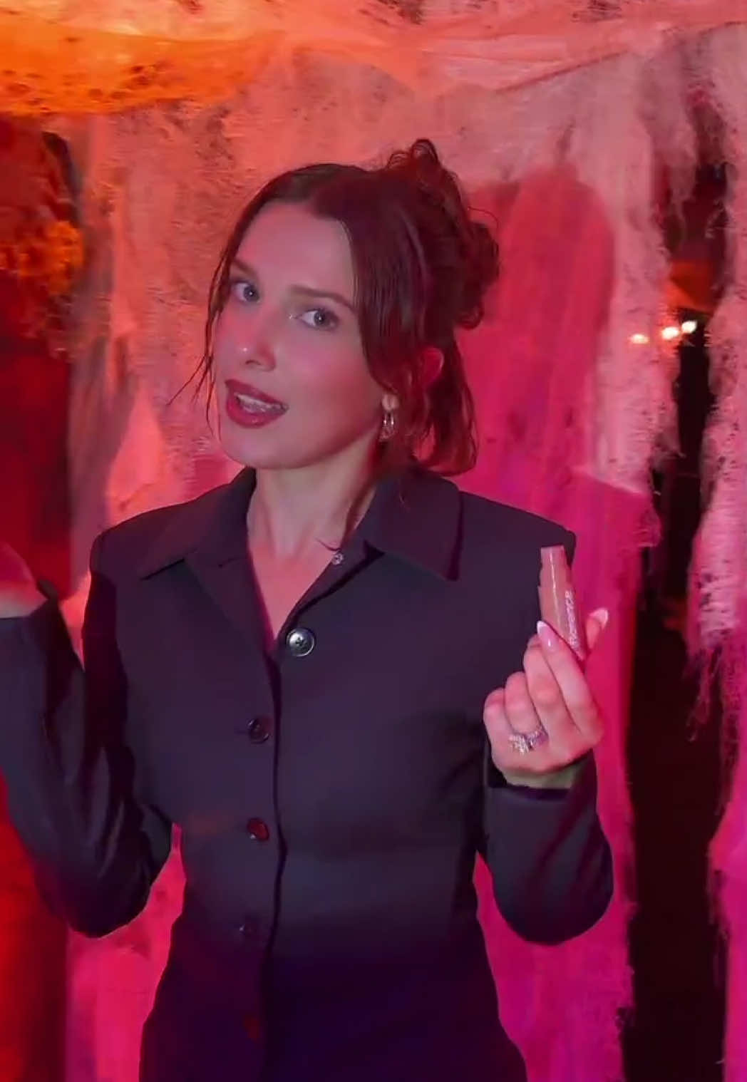 she protects the family (and looks good doing it)💥💋#milliebobbybrown #strangerthings #florencebymills 