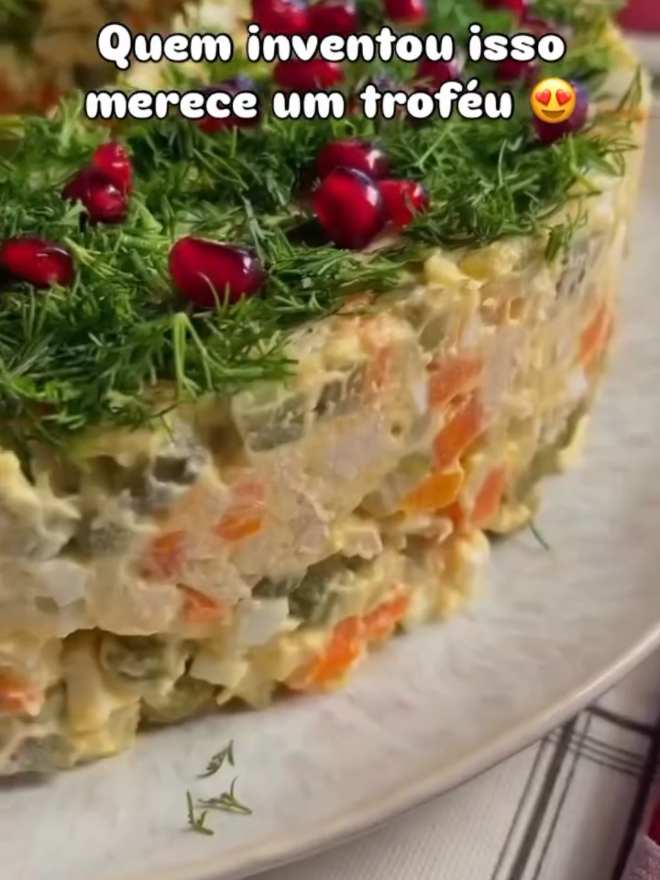 Quem inventou isso merece um troféu 😍😍 uma maionese maravilhosa em formato de guirlanda pro Natal  Ingredientes : 400 g de batatas (4 a 5 batatas) cozidas  3 cenouras cozidas  2 metades de peito de frango (cozinhar com sal e cortar em cubos)   3 pepinos em conserva  1 lata de ervilha  4 ovos cozidos   200 gr de maionese  sal, pimenta preta para decoração: 1 maço de salsinha e cebolinha bem picadinhos  Romã ou tomate cereja  tempere com sal a gosto leve a Geladeira por pelo menos 2 horas #receitas  #maionese  #receitasfaceis  #natal #natal2025 