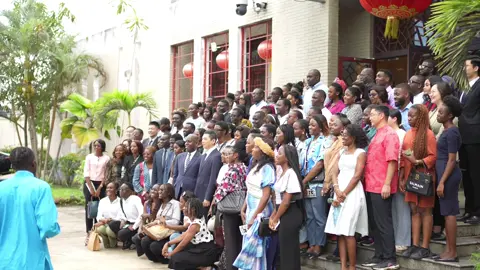 « 𝐋𝐚 𝐂𝐡𝐢𝐧𝐞 𝐞𝐬𝐭 𝐮𝐧𝐞 𝐚𝐧𝐜𝐢𝐞𝐧𝐧𝐞 𝐧𝐚𝐭𝐢𝐨𝐧 𝐝𝐨𝐭𝐞́𝐞 𝐝’𝐮𝐧𝐞 𝐡𝐢𝐬𝐭𝐨𝐢𝐫𝐞 𝐝𝐞 𝐩𝐥𝐮𝐬 𝐝𝐞 𝐜𝐢𝐧𝐪 𝐦𝐢𝐥𝐥𝐞 (𝟓 𝟎𝟎𝟎) 𝐚𝐧𝐬. » 🇨🇳🇨🇳 Le 4 novembre, dans le cadre de la Saison Culturelle Chinoise 2025, l’Ambassade a organisé une Journée Portes Ouvertes à sa chancelière, afin de permettre au public gabonais de découvrir l’Ambassade et d’en savoir plus sur la Chine. Retour en vidéo sur les beaux moments! ✨✨ #Chine #Ouverture #Culture