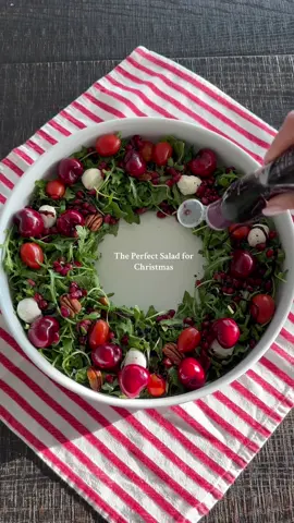 The Perfect Salad for Christmas Ingredients: - Arugula - Cherry tomatoes - Cherries - Pomegranate  - Pecan Dressing: - salt - Pepper - Olive Oil - Fig reduction #salad #healtylifestyle #healtyfood #saladforchristmas #christmas 