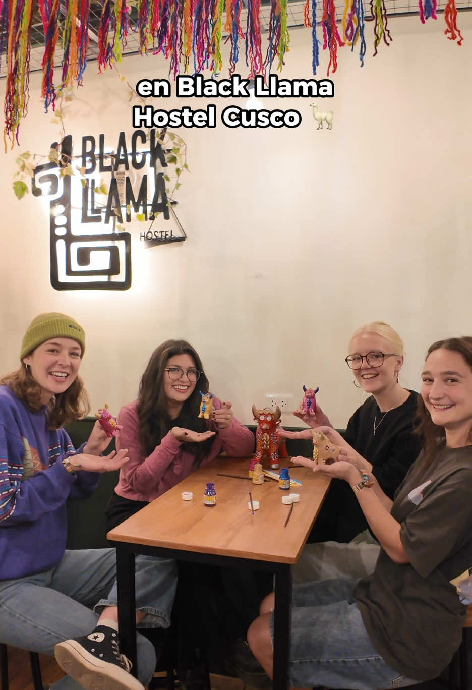 Pintado de Toritos en Black Llama Cusco 🖤🦙 Disfruta de nuestra experiencia todos los sábados a las 4pm 🎨 ¡Los esperamos!  #pintadodetoritos #actividades #blackllamahostels #blackllamacusco #cusco