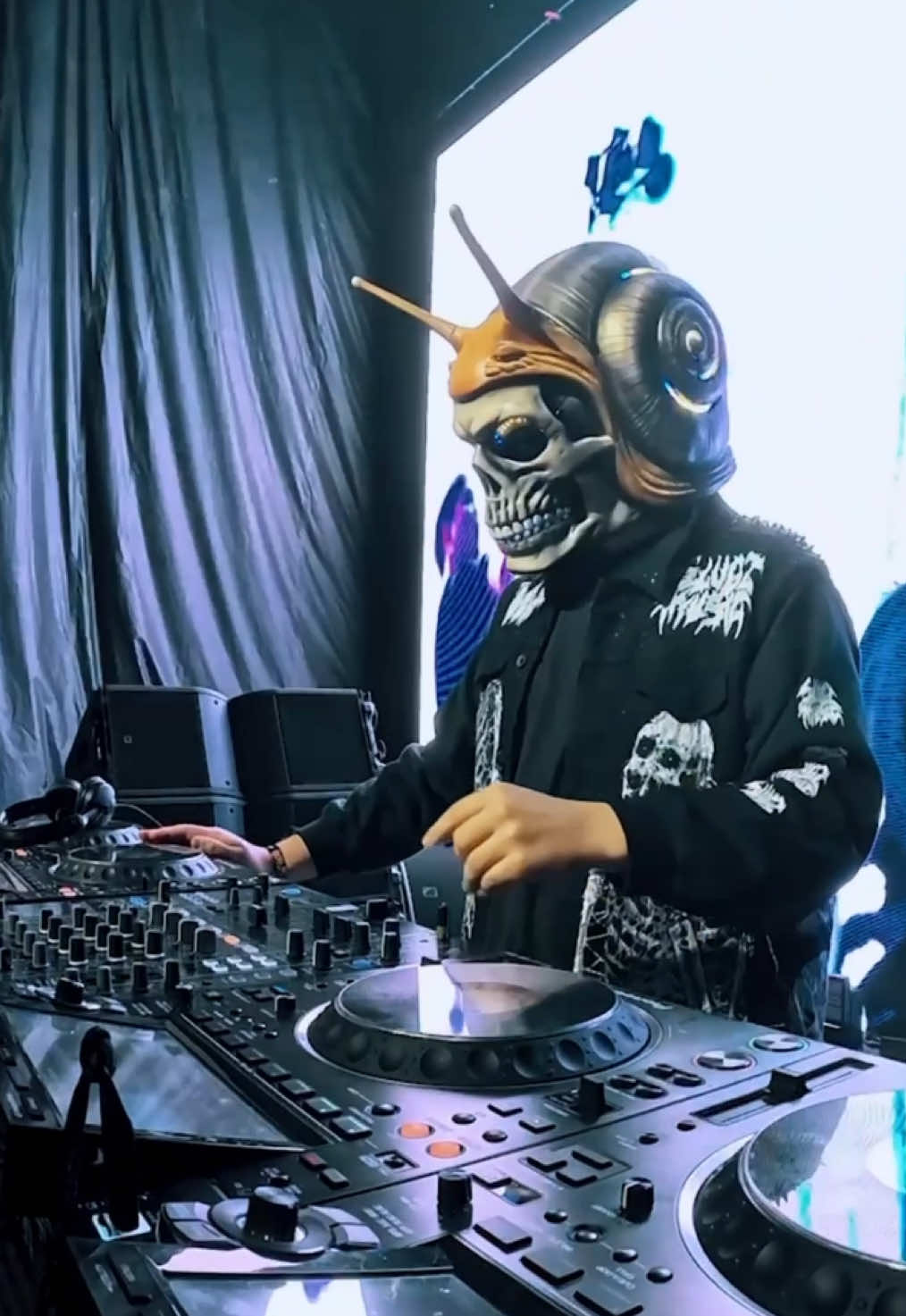 𝐓𝐡𝐞 𝐮𝐧𝐝𝐞𝐫𝐰𝐨𝐫𝐥𝐝 𝐢𝐬 𝐜𝐚𝐥𝐥𝐢𝐧𝐠... 💀 @Teminite #shellspace #edm #dubstep