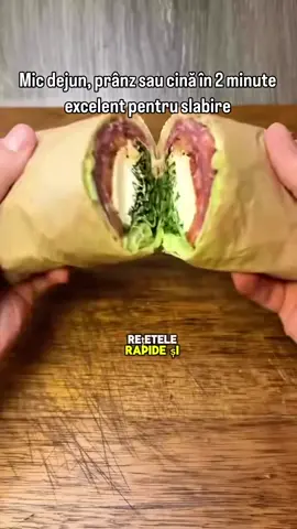 Wrap cu Prosciutto și Mozzarella Light (versiune light) Urmărește @bogdan.tirziu.nutritionist si @bogdantirziu.retete.sanatoase Rețetă  @cookingwithkahnke O alternativă fresh și sățioasă la sandwich-urile clasice – fără pâine, dar cu gust bogat! ✅Ingrediente (1 porție) 4 felii prosciutto crud-uscat – 60 g 4 felii mozzarella light – 60 g rucola – 15 g roșii feliate – 40 g cremă de brânză light (ex. Almette light) – 45 g ulei picant cu miere – 5 g frunze mari de salată iceberg – 4–5 bucăți 📊 Valori nutriționale per porție Calorii: ~340 kcal Proteine: ~25 g Carbohidrați: ~6 g (din care zaharuri: ~3 g) Fibre: ~1 g Grăsimi: ~22 g (din care saturate: ~9 g) 🔹 Mod de preparare 1️⃣ Așază frunzele de salată pe o folie alimentară, suprapuse. 2️⃣ Pune prosciutto, mozzarella, roșiile și rucola. 3️⃣ Adaugă crema de brânză și stropește cu uleiul picant cu miere. 4️⃣ Rulează strâns în folie, taie și servește imediat. 💡 Sugestii opționale Poți înlocui prosciutto cu piept de curcan feliat pentru o variantă mai slabă în grăsimi. Dacă vrei mai multă textură, adaugă câteva semințe de dovleac sau floarea-soarelui. Pentru un plus de prospețime, adaugă castravete feliat subțire. Prosciutto și mozzarella nu aduc doar gust, ci și un mix excelent de proteine + grăsimi sănătoase, care încetinesc absorbția carbohidraților și mențin glicemia stabilă .  Asta înseamnă mai multă energie constantă și mai puține pofte pe parcursul zilei . 📲Dacă ți-a plăcut rețeta, apasă SAVE ca să nu o pierzi și dă SHARE/REPOST – poate fi exact inspirația de care are nevoie un prieten #stildeviatasanatos #dieta #slabire #retete #nutritionist 