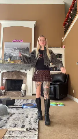 Boots and mini skirts 😇