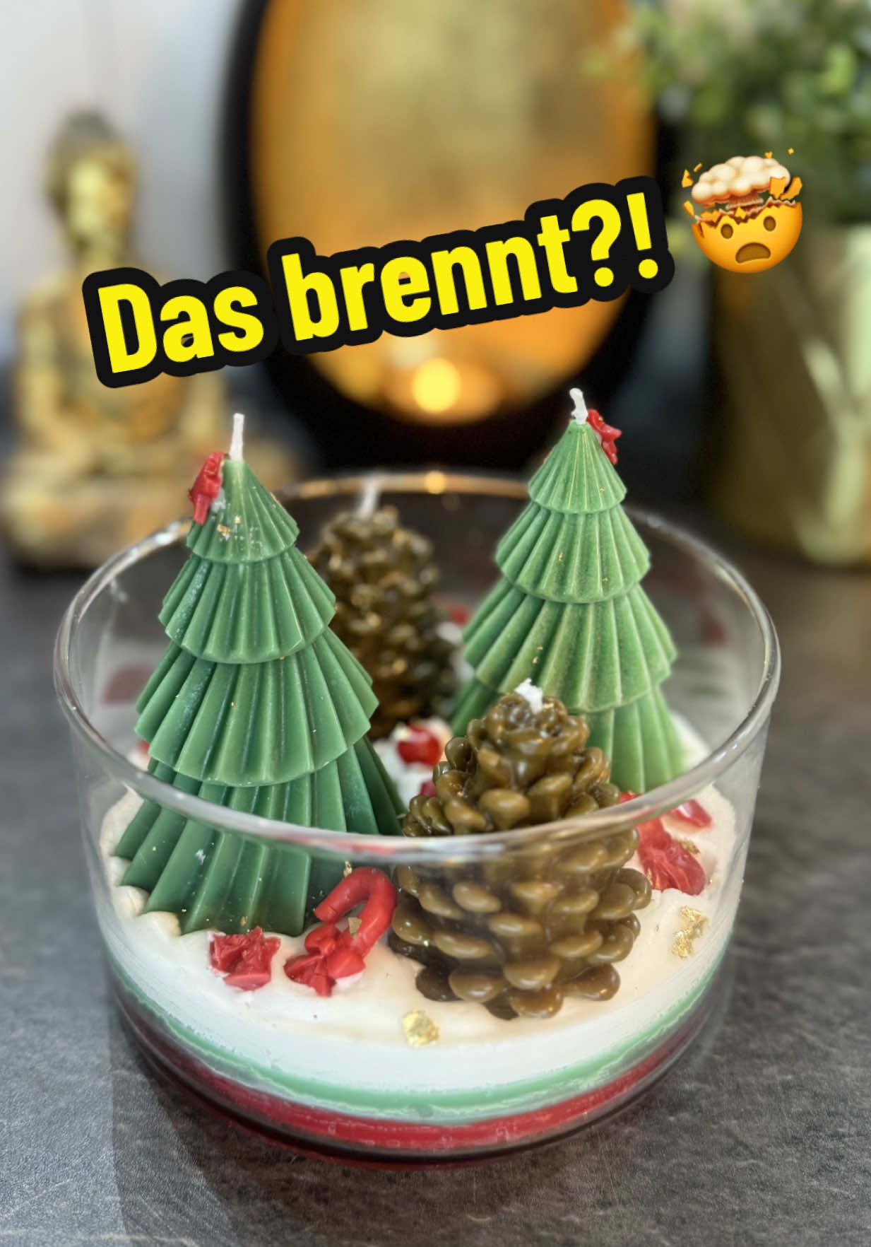 Wer hätte gedacht, dass das wirklich eine Kerze ist?! 🕯️✨ Handgemacht, festlich und zu schön zum Anzünden 😍 Welches Detail gefällt dir am besten? 🎄💚 Schreib’s in die Kommentare! Link in Bio – hol dir dein Weihnachtswunder! 🎁 #kerzenklexen #christmas #weihnachten #tik_tok #tiktokviral 