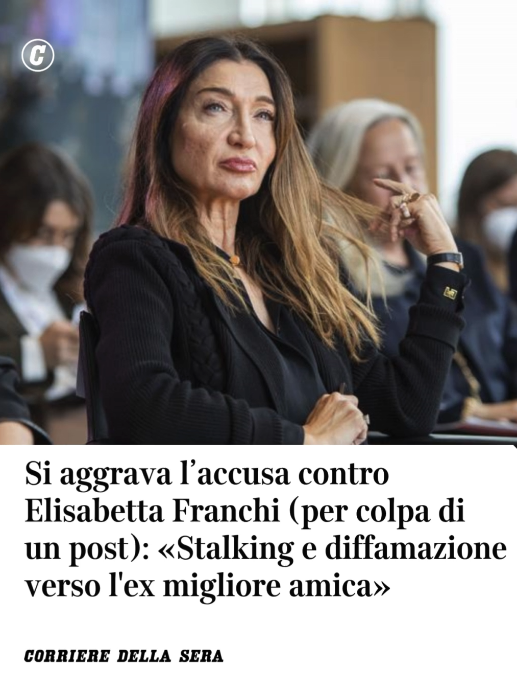 Dopo che, nella scorsa udienza, il gup Andrea Romito lo aveva invitato a riformulare il capo di imputazione, il pm di Bologna Luca Venturi non solo ha confermato la contestazione di stalking a carico della stilista Elisabetta Franchi - accusata di una serie di comportamenti con i quali avrebbe tentato di screditare una sua ex consulente, con cui in passato aveva avuto un rapporto di amicizia- ma ha aggiunto, con riferimento agli stessi episodi, anche quella di diffamazione aggravata.  👉 Leggi l'articolo di Federica Nannetti sul Corriere #elisabettafranchi #denuncia #diffamazione #stalking