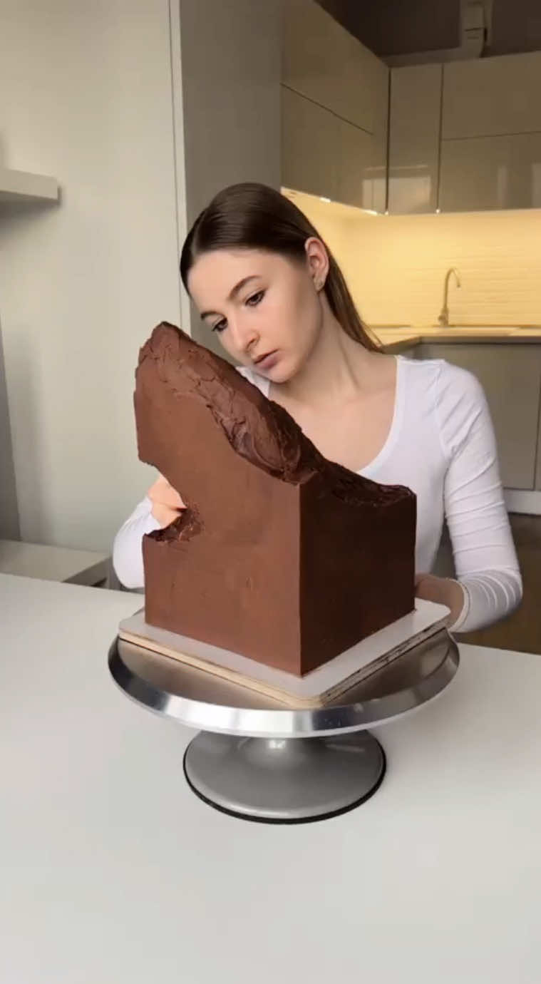 This cake artist turns desserts into mesmerizing art pieces. She crafts “water illusion” cakes and jelly-cloud creations that look like floating oceans or sugar skies. Each design blends pastry mastery with artistic precision, making every slice feel like cutting through a dream. Artist: @oh.honeycake  #art #cake #artist #baking