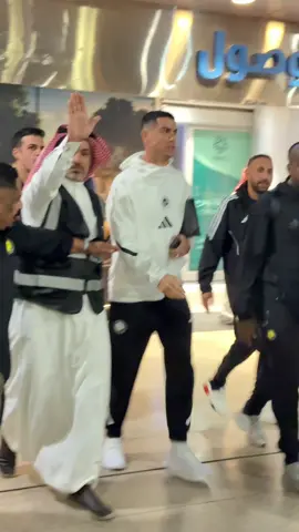 وصول فريق #النصر إلى #تبوك لملاقاة فريق #نيوم في الجولة #الثامنة من دوري روشن السعودي مع كامل نجومه منهم #كريستيانو و فيليكس