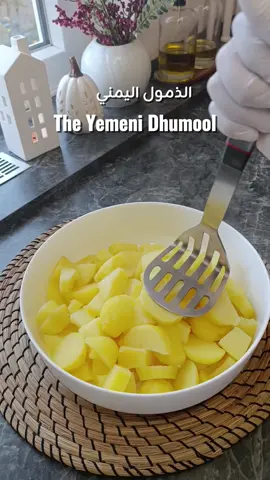 الذمول اليمني . إذا عجبتكم الوصفة لا تنسوا لايك وتعليق جميل ومشاركة الوصفة مع اصدقائكم. المقادير : كيلو بطاطا مسلوقة ومهروسه  2 كيلو طحين ابيض 300مللتر حليب 375 جرام زبدة سائحة عشر حبات بيض ونخرج منها اربع صفار لتغطية الوجه  3 ملاعق كبار سكر ملعقة كبيرة ملح ملعقة كبيرة خميرة.  الطريقة كما هو موضح في الفيديو  ملاحظة : إذا العجينة جدا خفيفة نضيف لها من كوب الى كوبين من الطحين . يجب أن تكون العجينة لاصقه بالليد وتترك العجينه ترتاح لمدة ساعة على الاقل. حجم كل قرص من 50 الى 60 جرام ويفرد مباشرة في الصحن. ماشاء الله الكمية كبيرة تصل الى 50 قرص على الاقل. صحه وعافية 😘 تابعوني للمزيد من الوصفات #fyp#tiktokfood#viralrecipe #recipeoftheday#EasyRecipe 