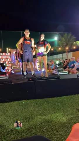O desfile conjunto no traje esportivo no concurso Garota Life Dence 2025
