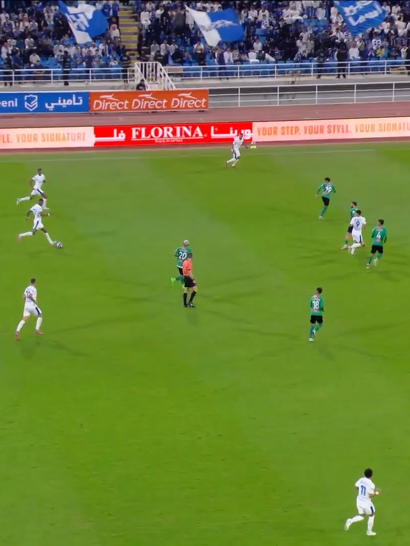 من كل الزوايا🎥 سالم الدوسري يخطفها من الدفاع ويراوغ الحارس ليسجل الرابع للهلال ⚽️🔵 #النجمة_الهلال