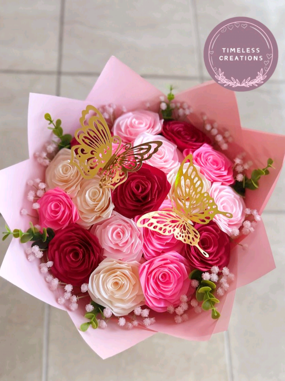 𝑬𝒍𝒆𝒈𝒂𝒏𝒕, 𝒓𝒐𝒎𝒂𝒏𝒕𝒊𝒔𝒄𝒉 𝒆𝒏 𝒗𝒐𝒍 𝒃𝒆𝒕𝒆𝒌𝒆𝒏𝒊𝒔 🌷 Perfect om iemand speciaal blij te maken 💖 ✅ Nu op voorraad! 𝑳𝒂𝒂𝒕 𝒆𝒍𝒌𝒆 𝒈𝒆𝒍𝒆𝒈𝒆𝒏𝒉𝒆𝒊𝒅 𝒃𝒊𝒋𝒛𝒐𝒏𝒅𝒆𝒓 𝒗𝒐𝒆𝒍𝒆𝒏 𝒎𝒆𝒕 𝒆𝒆𝒏 𝑻𝒊𝒎𝒆𝒍𝒆𝒔𝒔 𝑪𝒓𝒆𝒂𝒕𝒊𝒐𝒏𝒔 𝒄𝒂𝒅𝒆𝒂𝒖 🎀 Get Yours Now✨ Voor bestellingen: 📲: +597 8213160 ❌: Voorschot verplicht 💰: Overmaken mogelijk 📍: Omgeving wanica 🚚: Levering mogelijk Facebook: Timeless Creations sr Instagram: timelesscreations_sr TikTok: timelesscreations_sr #eternalroses #fypシ゚ #satinrosebouquet #timelesscreationssr #satinbouquet #fyp #surinametiktokers🇸🇷🇸🇷🇸🇷🇸🇷  #tiktoksuriname🇸🇷 #keepsupportingguys #foryoupage 