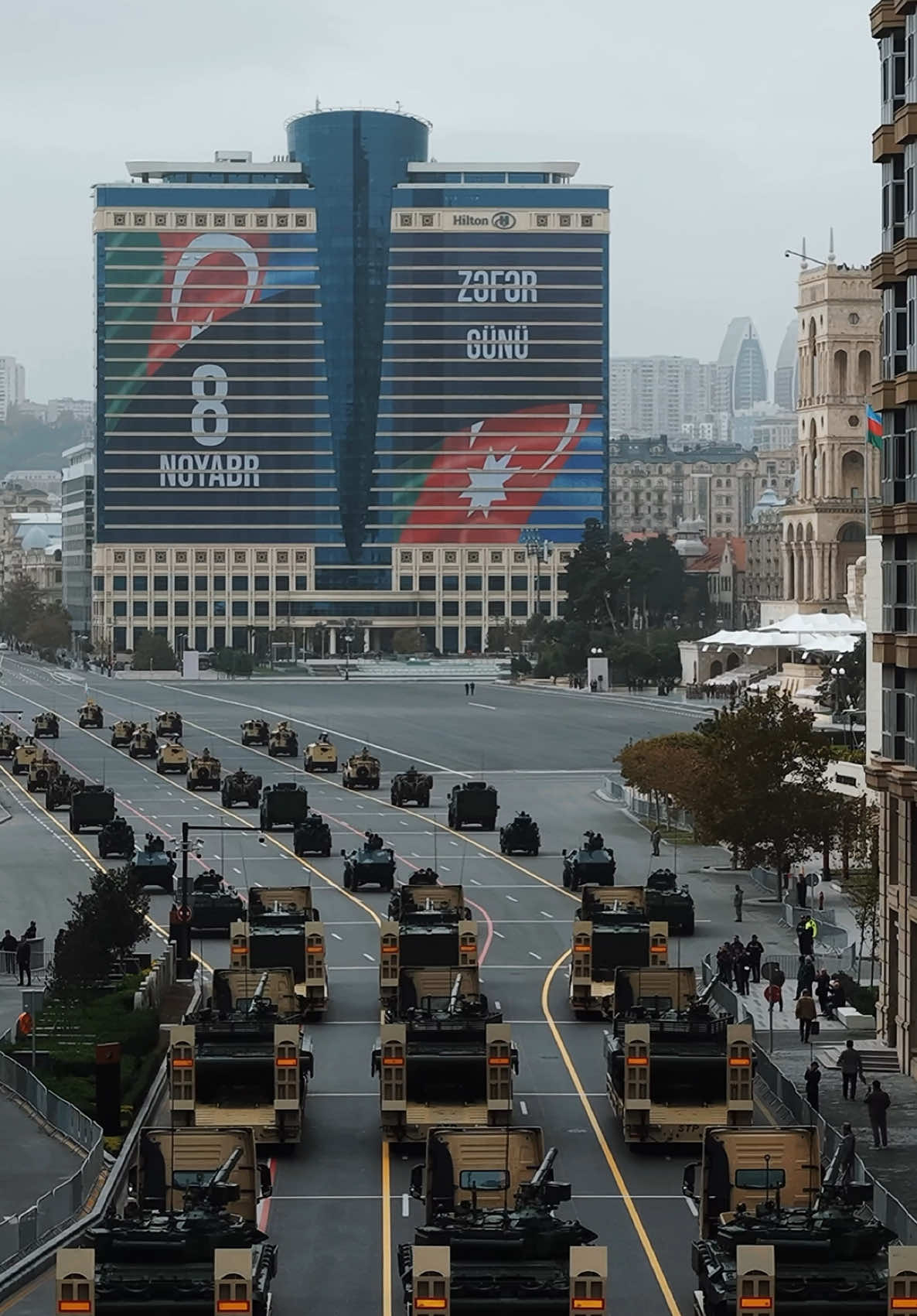 🇦🇿 8 Noyabr – Zəfər Günü! Bu gün xalqımızın qəhrəmanlıq, birlik və mübarizə rəmzidir. Müzəffər Azərbaycan Ordusu, Ali Baş Komandanın rəhbərliyi ilə torpaqlarımızı azad edərək tariximizə qızıl hərflərlə yazılan bir Zəfər qazandı! Bu gün biz şəhidlərimizin müqəddəs xatirəsini dərin hörmət və minnətdarlıqla anırıq. Qarabağ Azərbaycandır! 💪🇦🇿✨ (Kadrlar hərbi parada hazırlıq məşqləri zamanı çəkilib) #8Noyabr #ZəfərGünü #Azerbaijan