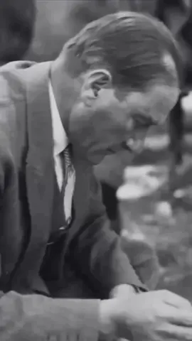 10 Kasım Atatürk'ü Anma Günü 🇹🇷🇹🇷87 yıl önce aramızdan ayrılsa da fikirleriyle hâlâ kalplerimizde yaşayan Gazi Mustafa Kemal Atatürk… 1915’te Çanakkale’de “Ben size taarruzu değil, ölmeyi emrediyorum!” diyerek bir milletin kaderini değiştirdi; 19 Mayıs 1919’da Samsun’a çıkarak bağımsızlık ateşini yaktı. 1921’de Sakarya’da, 1922’de Büyük Taarruz’da destanlar yazarak Türk milletine özgürlüğün yolunu açtı. 29 Ekim 1923’te “En büyük eserim” dediği Cumhuriyet’i kurdu ve milletine çağdaş bir geleceğin kapılarını araladı. 1924’te Tevhid-i Tedrisat ile eğitimi birleştirip bilimi rehber kıldı, 1926’da Medeni Kanun’la kadınlara eşit haklar tanıdı, 1933’te üniversite reformuyla aklın ve bilimin ışığını ülkenin dört bir yanına taşıdı. O, yalnız bir asker değil; çağları aşan bir fikir, bir ulusu yeniden ayağa kaldıran bir inanç, bir milletin kalbinde ebediyen yaşayacak bir liderdi. Onu bugün, yarın ve daima minnetle, özlemle, saygıyla anıyoruz. 🌺 #10Kasım #Atatürk #MustafaKemalAtatürk #SonsuzMinnet   #10kasım1938 