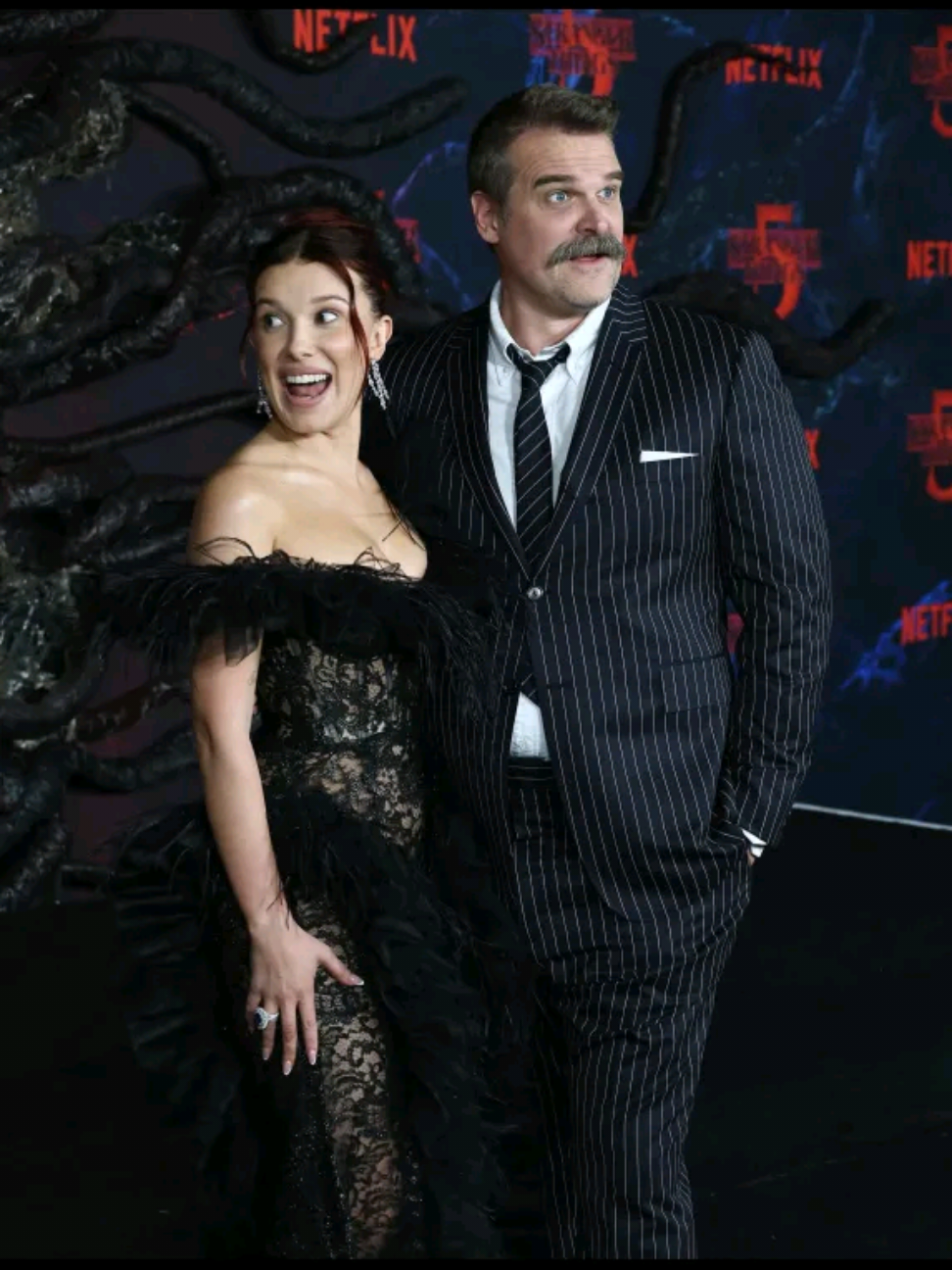 Eu amo eles 😭🖤 #strangerthings #viral #daughter  #milliebobbybrown #davidharbour 