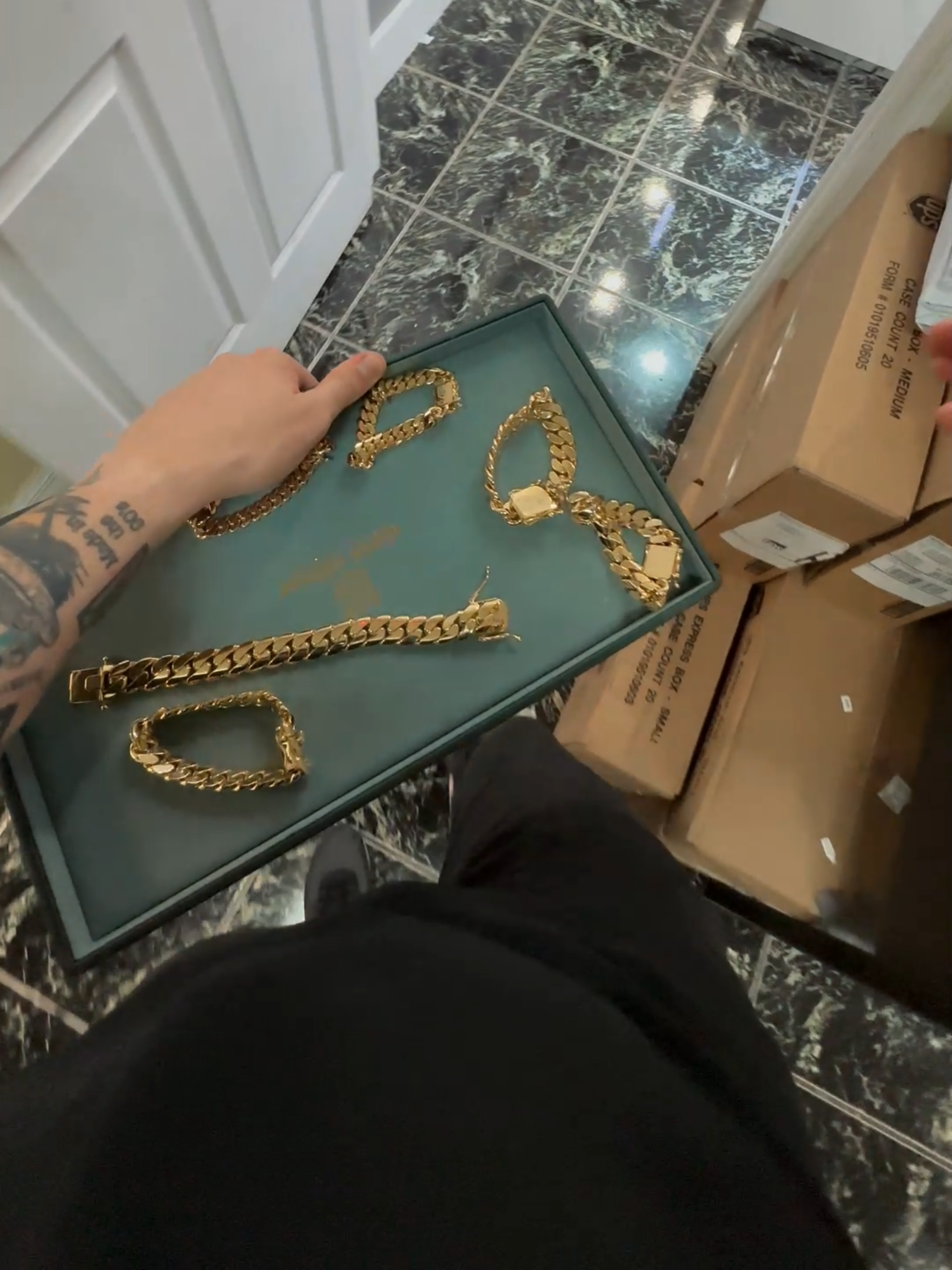 Your jewel as you want it, any width, length and weight ... Financiamiento disponible con o sin crédito Financing available with or without credit -Showroom 📞 407-910-4391 -WhatsApp 📲 321-380-8451 -Whatsapp 2 📲 321-802-0494 -Custom orders 📲 321-900-5179 📌2475 michigan ave, kissimmee fl 34744 . . . . #cubanlinkchain #cubanlinknecklace #cubanos #goldanddiamonds #goldanddiamondjewelry #luxurylife #watchcollector #diamondwatch #luxurywatch #IcedOut #BlingBling #luxurystyle #timeismoney #hiphop #africa #cubanos #cubanlink #cubanlinkchain #oro #preciooro #cubanlinknecklace