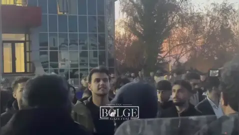 Van YYÜ’de Rojin için adalet talebinde bulunan öğrenciler güvenlik güçlerince ablukaya alındı. Köpeğiyle yürüyüşe çıkan adam, bir süre sonra kedisinin gizemli davranışlarını merak etmeye başladı. Kedisi gün içinde sık sık ortadan kayboluyor, akşam olunca hiçbir şey olmamış gibi kapıda beliriyordu. Bunun üzerine kedisine küçük bir GPS cihazı taktı. Verileri incelediğinde şaşırtıcı bir gerçekle karşılaştı: Kedisi, her yürüyüşte onları sessizce takip ediyordu.Ne çok uzaklaşıyor ne de çok yaklaşıyordu; tam görüş alanının dışında, adeta bir gölge gibi peşlerinden gidiyordu.Bu durum, kedilerin çelişkili ama büyüleyici doğasını ortaya koyuyor. Onlar çoğu zaman özgür ve bağımsız görünür; fakat aynı zamanda güçlü bağlara sahiptirler. Görünmez bir mesafe koruyarak aileye eşlik eden kedi, bir yandan kendi alanına sadık kalıyor, diğer yandan da “ben de buradayım” diyerek sessiz bir aidiyet gösteriyor. Bu, sahiplenme ile özgürlüğün aynı anda yaşandığı nadir davranışlardan biridir.Bugün giderek yaygınlaşan GPS takip cihazları, evcil hayvanlarımızın gizli hayatlarını keşfetmemize imkân sağlıyor. Kedilerin dolaştıkları bölgeleri, keşfettikleri güzergâhları ve saklı alışkanlıklarını görmek, onların dünyasını daha iyi anlamamıza yardımcı oluyor. Ancak bu teknolojiyi kullanırken hayvanın konforunu unutmamak şart. Kedinin boyutuna uygun,hafif ve ergonomik cihazlar tercih edilmeli; cihazın rahatsızlık vermediğinden emin olunmalı. Aynı zamanda uzun pil ömrü ve güvenilir sinyal, doğru veriler elde etmek için kritik öneme Sahip. Sonuçta bir kedi bile, özgürlüğünü koruyarak sevdiği ailesinin peşinden gizlice yürüyebiliyor. Belki de kediler, göründüğünden çok daha bağlı; sadece sevgilerini kendi yollarıyla göstermeyi tercih ediyorlar.#türkiye #van #rojin #rojinkabaiş #keşfet 