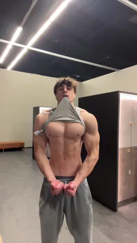 give this man a burger 🍔 #fyp #kheidarslayer #gym #aesthetics 