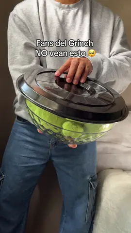 Todo amante del Grinch necesita este regalo 🎁 💚 #grinch #peluchequerespira #grinchquerespira #antiestres #regalo Con este peluche que respira del Grinch he podido superar problemas como la ansiedad, el estrés, la soledad, el corazón roto y la ansiedad, este peluche que respira del Grinch me acompaña en todo momento y su respiración calmada me hace sentir acompañado y seguro, este peluche se ha vuelto mi acompañante diario, su respiración, su luz calmante en su vientre y sus canciones de cuna me hacen sentir cálido cada vez que estoy en la cama, ideal para aquellas personas solitarias que necesitan un abrazo caluroso 