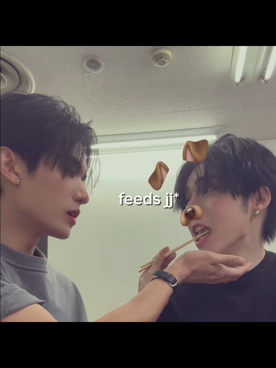 #netjj | when they were holding hands thomaskong was behind them and they were sideyeing netjj🤭 can yall date already. net already met jjs grandma and mom😭🙏 w grandma btw she said they were cute together  #netjj #jjnet #netjj🖤🥕 #เน็ตเจเจ #jj_rcp #netsiraphop #net #lattekim #net #kimpongsaton  Kim mentioned btw