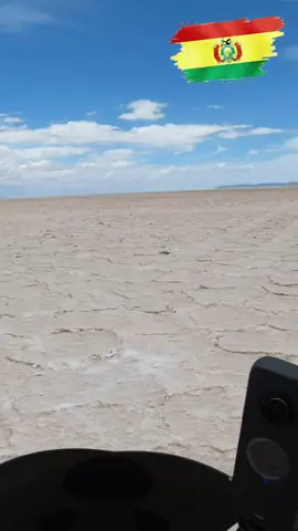 “El Salar de Uyuni: un espejo infinito que refleja la libertad de andar en moto.” #AventuraenMoto #SalardeUyuni #DepartamentodePotosi #Bolivia🇧🇴 