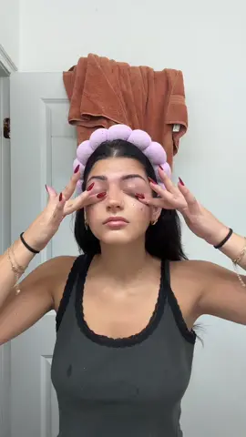 did i just peel my lashes off ??? @SHEGLAM  #SHEGLAM #SHEGLAMtubing #SHEGLAMMascara #SHEGLAMLashLighter #SHEGLAMeyeson 