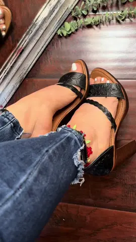 Obvio 🙄😍 #fypシ #parati #huaraches #huarachesmexicanos #vestidayalborotada 