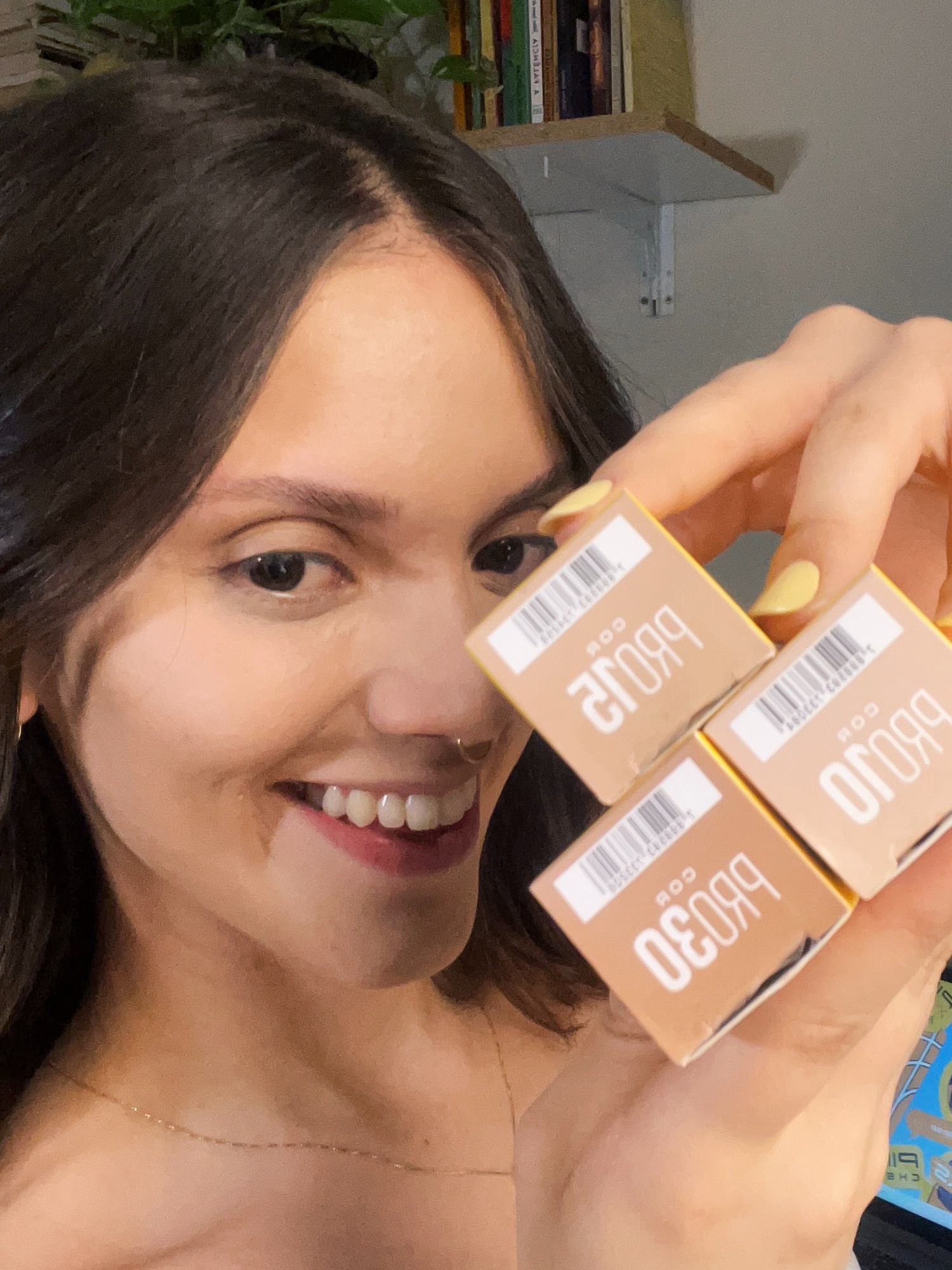 Com três tons diferentes de um mesmo Stick, o PRO, você pode ter a preparação de pele completa da sua make. Além do efeito visual de base, contorno e iluminador, a proteção é dobrada, ou melhor, triplicada! 💛3️⃣ Nós usamos PRO15, PRO 10 e PRO30. Qual é o seu trio?  #PINKCHEEKS #PROStick #MakeUp #TresTons #MakeComStick