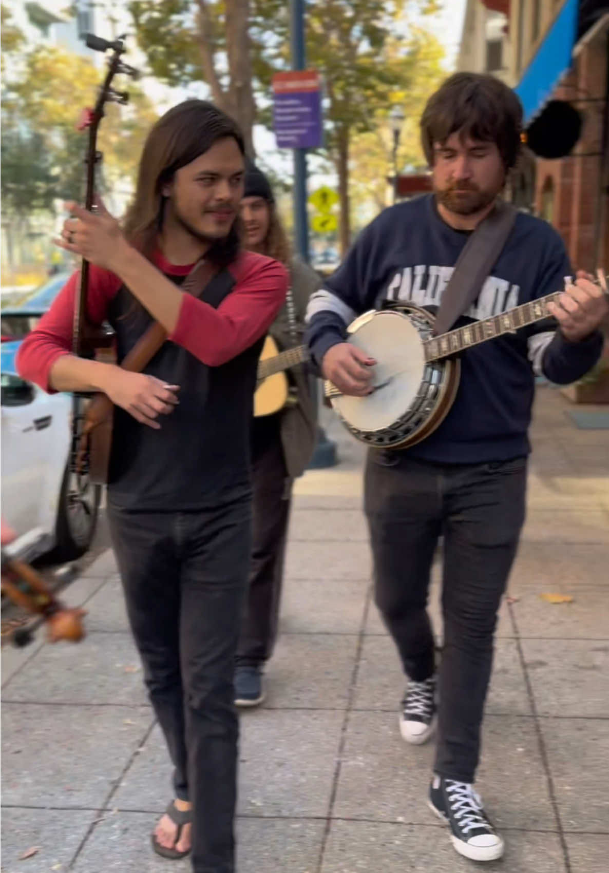 Bringing bluegrass to the streets of Santa Cruz! 🎻🎶 With some non-traditional, Santa Cruz-inspired lyrics by Kenny.  Video: @Jessica  #bluegrass #bluegrassmusic #banjo #fiddle #livemusic 