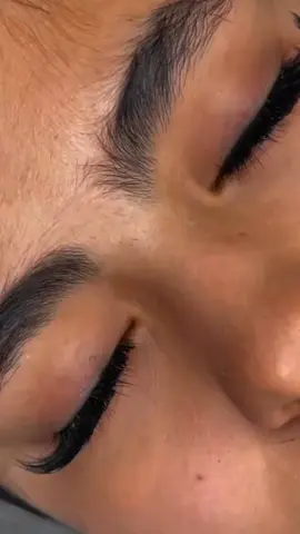 كيفية تطويل الرموش و تكثيف الحواجب بسرعة سأشارككم وصفتين لتطويل و تكثيف الرموش و الحواجب