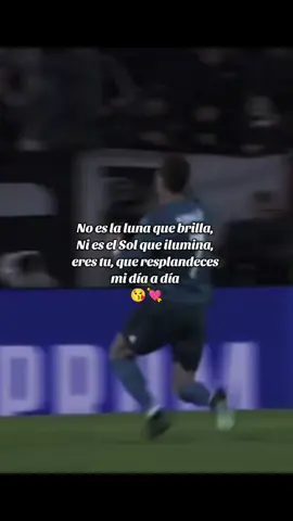 No es la luna que brilla,  Ni es el Sol que ilumina,  eres tu, que resplandeces  mi día a día 😘💘#poemas #poemascortos  #frasesparadedicar #dedicarvideos♡ 