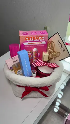 Mini Burr Basket 💖 this Amika holiday set is the perfect holiday gift.  @amika my code to save Elizabeth10  #amikapartner #burrbasket #christmasbasket #miniburrbasket   