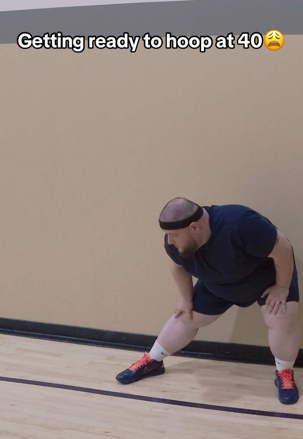 Got to warm that engine up, pre heat the oven when you 40 years old 😩 #40yearsold #basketball #warmup #fyp #old 