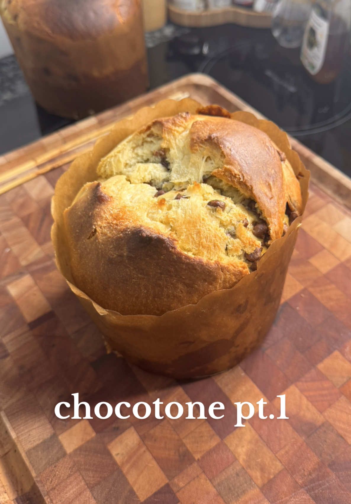 Chocotone pt.1  Ingredientes Esponja (pré-fermento): 	•	100 g de farinha de trigo 	•	60 ml de leite morno 	•	1 colher de chá de açúcar 	•	10 g de fermento biológico seco (ou 30 g fresco) Massa principal: 	•	400 g de farinha de trigo 	•	100 g de açúcar 	•	1 pitada de sal 	•	4 gemas 	•	1 ovo inteiro 	•	100 ml de leite morno 	•	1 colher de sopa de essência de panetone 	•	100 g de manteiga em ponto de pomada 	•	Gotas de chocolate (ou pedaços picados) 	•	(opcional: 1 colher de sopa de mel ou glucose de milho para deixar mais úmido) Modo de preparo 	1.	Faça a esponja: Misture os ingredientes da esponja, cubra com um pano e deixe descansar por 30–40 minutos até crescer e formar bolhas. 	2.	Prepare a massa: Em uma tigela (ou batedeira com gancho), misture farinha, açúcar e sal. Adicione a esponja, gemas, ovo, leite, essência e raspas de laranja. Sove até ficar lisa (uns 10 minutos à mão ou 5 na batedeira). 	3.	Incorpore a manteiga: Vá adicionando a manteiga aos poucos, sovando até a massa ficar elástica e desgrudar das mãos. (Se estiver muito grudenta, polvilhe um pouquinho de farinha, mas sem exagerar.) 	4.	Primeira fermentação: Coloque a massa em uma tigela untado, cubra e deixe crescer por 1h30, ou até dobrar de volume. 	5.	Adicione o chocolate: Misture as gotas de chocolate. Modele e coloque em forma de panetone (dividi a massa em 2 formas de 500g). 	6.	Segunda fermentação: Deixe crescer novamente por 40–60 minutos, até chegar perto da borda da forma. 	7.	Asse: Leve ao forno pré-aquecido a 180°C por 35–45 minutos, até dourar. 	8.	Finalize: Deixe esfriar completamente antes de cortar.