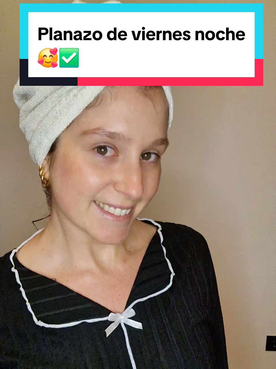 ✨ Dime si hay plan mejor que este 😴 Viernes noche, pelo recién lavado, exfoliantes, skinker, sábanas limpias, pizza casera y este pijamazo negro afelpadito que parece una nube 🖤 Tiene los detallitos más monos del mundo —tres lacitos, ribete blanco y ese tacto que no quieres quitarte ni para bajar al buzón. Yo lo tengo claro: esto es el verdadero lujo. Te dejo el pijama etiquetado por aquí en el carrito naranja 🛍️ #rutina #pijamacozy #autocuidado #findesencillo #tuprobadoradeconfianza 