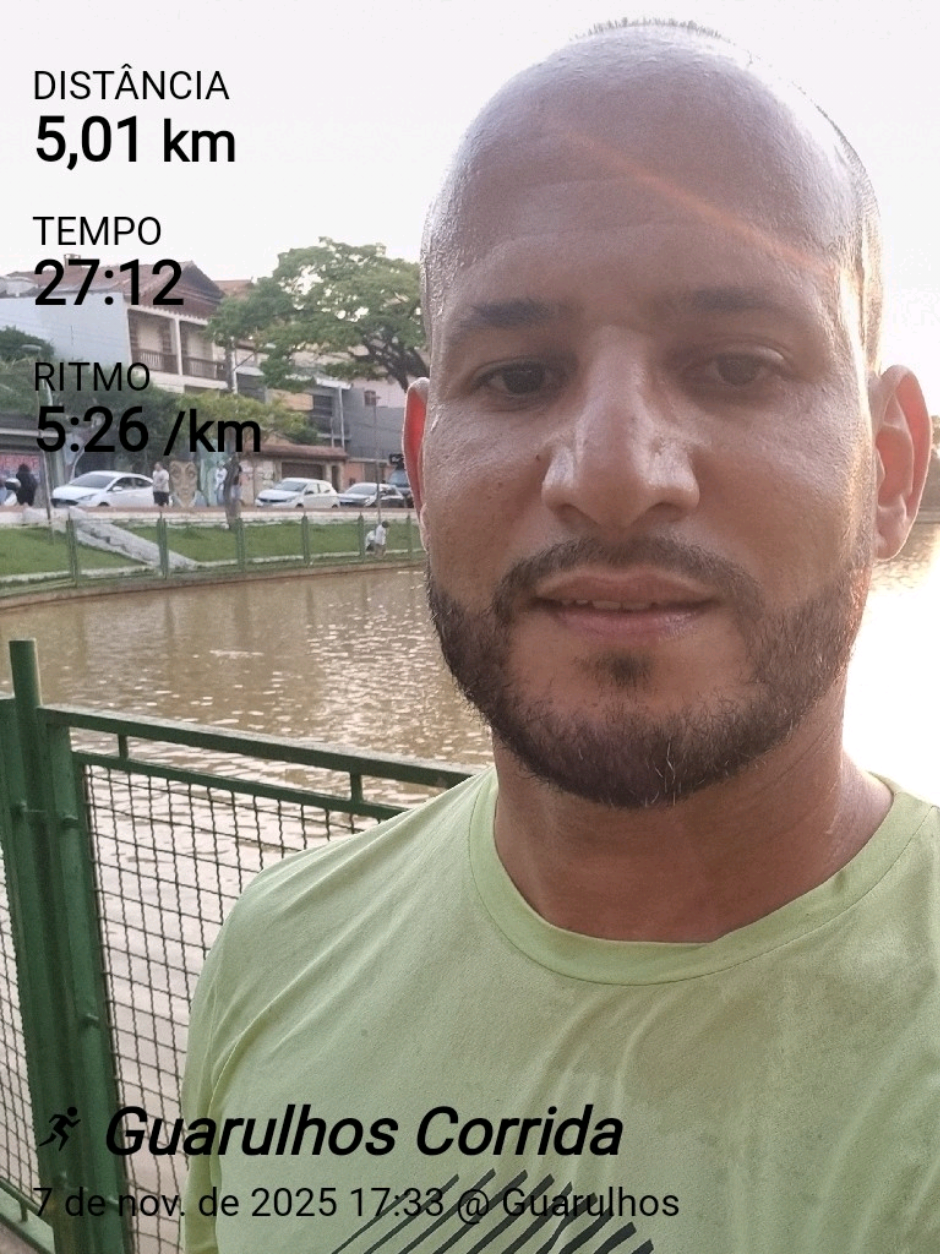 Correr: Um Compromisso com a Alma Correr vai muito além do movimento físico. É um pacto silencioso entre corpo e mente, uma promessa feita no íntimo de quem busca evolução, equilíbrio e paz. Quando alguém diz “correr é meu compromisso comigo mesmo”, está revelando uma verdade profunda: a corrida é um ato de autocuidado, de respeito próprio, de presença. Cada passo dado na pista ou na rua é uma afirmação de força interior. Não se corre apenas para chegar a algum lugar, corre-se para reencontrar-se, para silenciar o barulho do mundo e ouvir o próprio coração. É nesse ritmo constante que se cultiva a disciplina, a resiliência e a gratidão. Gratidão por um corpo que se move, por pulmões que respiram, por pernas que sustentam. Gratidão pela mente que insiste, mesmo quando o cansaço tenta dominar. Gratidão por cada amanhecer em que se escolhe continuar, mesmo quando ninguém está olhando. Correr é liberdade. É terapia. É meditação em movimento. É o compromisso mais puro que alguém pode assumir: o de cuidar de si, de honrar sua jornada, de celebrar a vida em cada passada. #Corrida #Autocuidado #Gratidão #CompromissoComigoMesmo #RunningMotivation #Mindset #Disciplina #SaúdeMental #CorpoEmMovimento #VidaAtiva #MeditaçãoEmMovimento #Resiliência #BemEstar